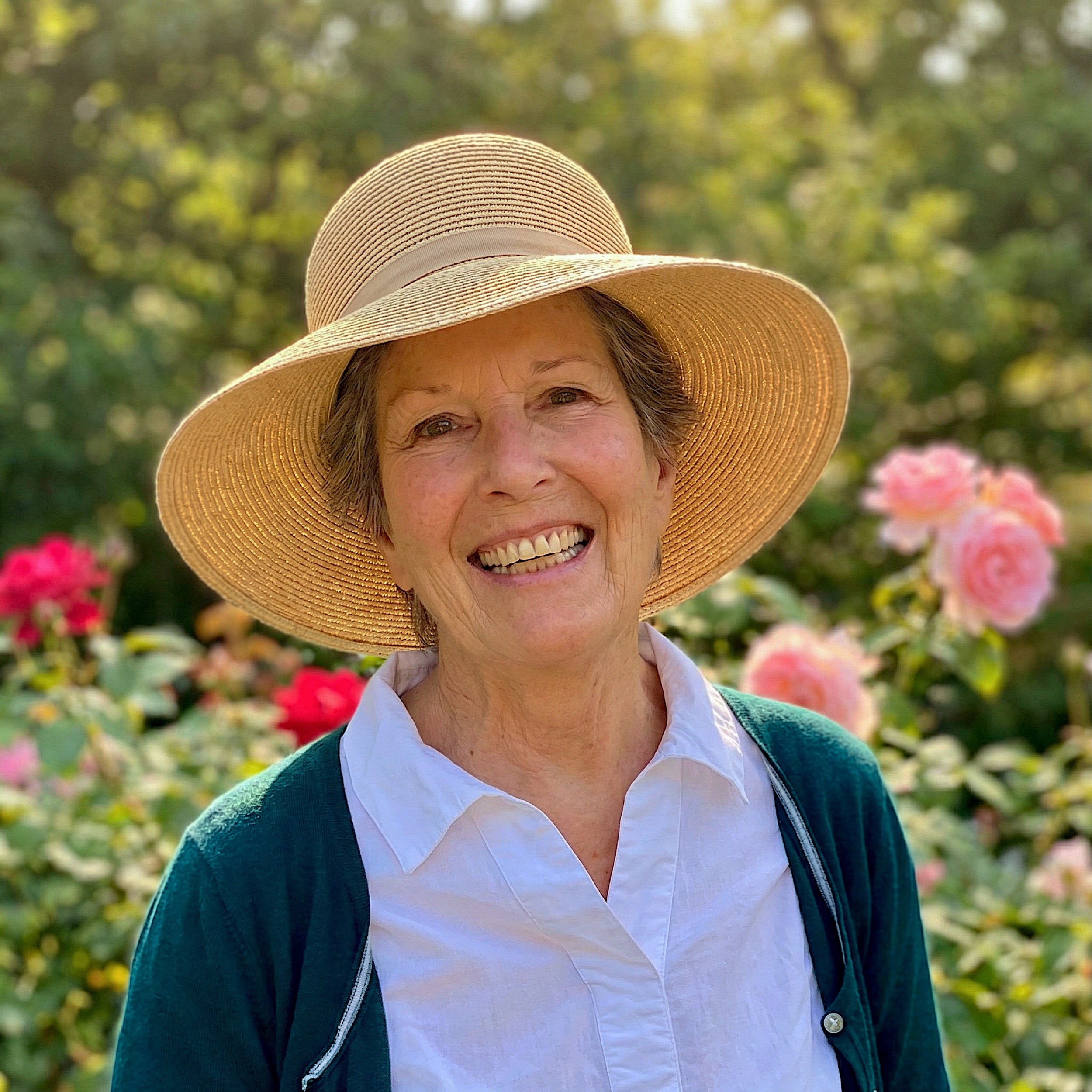 Veronica Waldburg, Designerin der Rosenlocke, lächelnd im Rosengarten